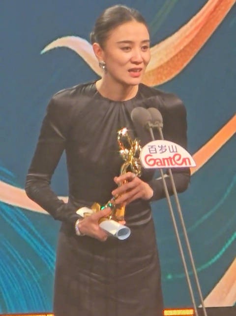 宋佳获白玉兰视后致敬张桂梅，感言女性创作力量