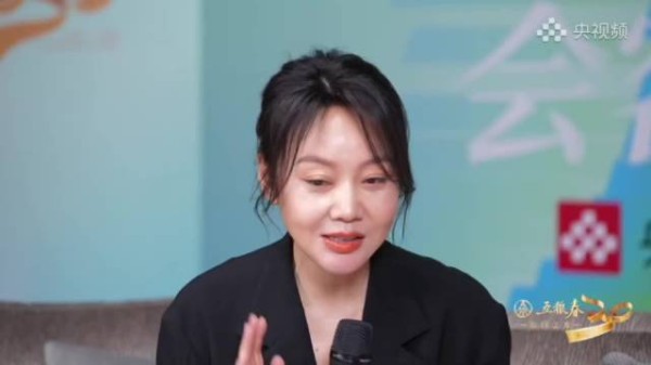 闫妮白玉兰颁奖礼妙语解围郭晓东