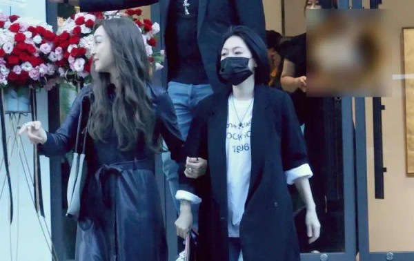 小S疗伤4个月现身女儿画展，脸色红润变胖了，老公许雅钧贴心陪同
