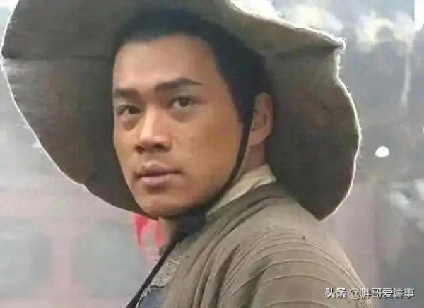 演员丁海峰携妻儿再回淄博祭祖，19岁儿子罕见出镜，妻子穿着朴素
