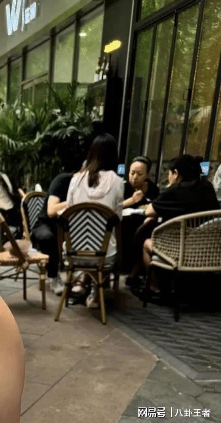 白减100斤!贾玲宋丹丹北京聚餐,虎背熊腰不敢认,复胖了背好宽好厚