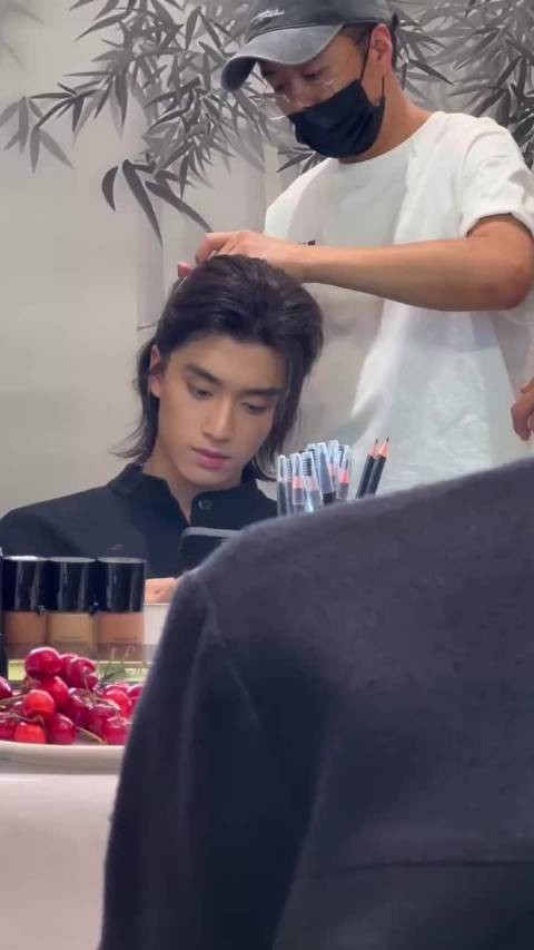 张康乐发布六月工作记录，分享男装周短片