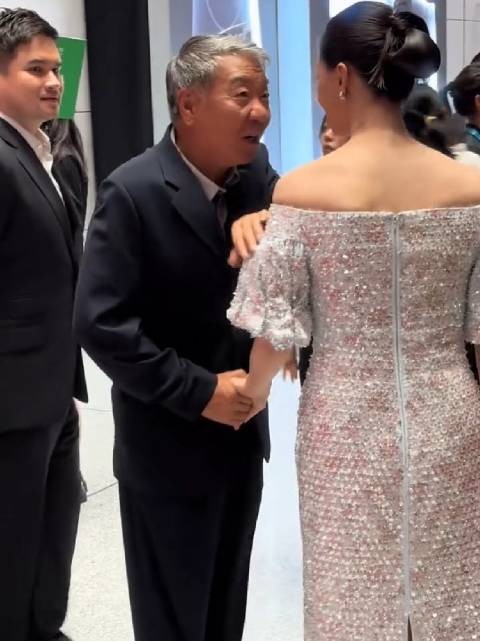 郑晓龙导演蒋欣同框～蒋欣漂亮，就是一会胖一会瘦的