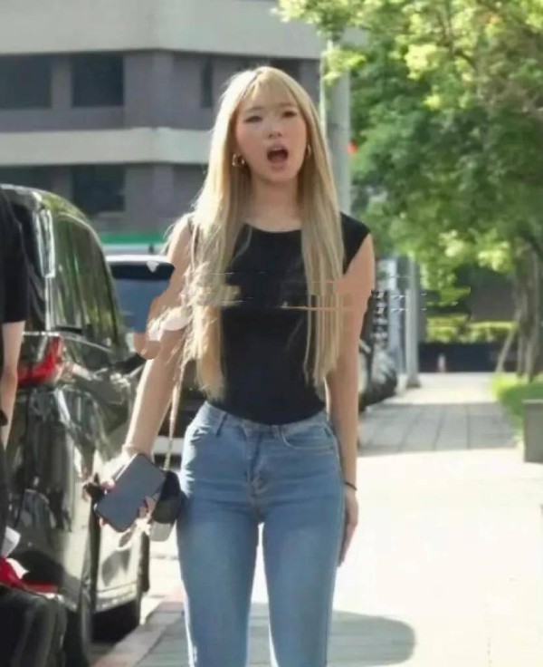 小S为女儿画展站台，双手插兜无奈表情，众多明星纷纷捧场