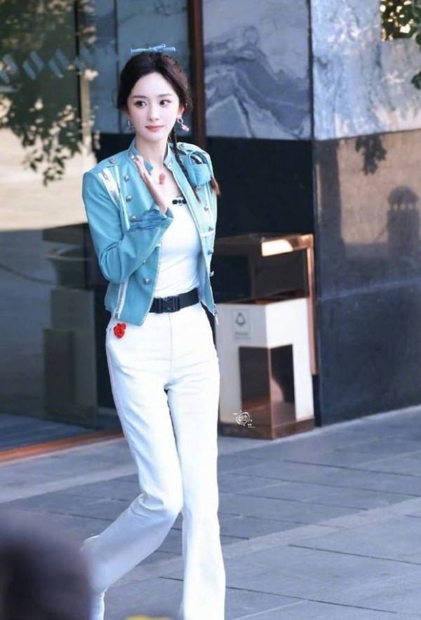杨幂高马尾编发配蓝色夹克 活力造型尽显清新少女感