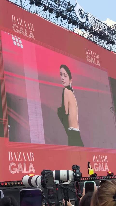 娜扎的背引起一阵尖叫 美女就是那么自信地展示自己！ 芭莎之夜
