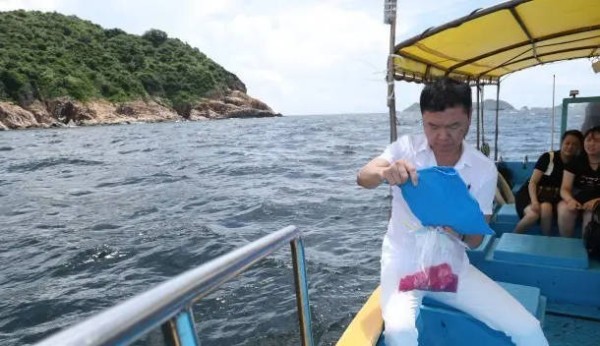 艾威为爱妻陈美玲举行海葬，坦言二人因游泳结缘
