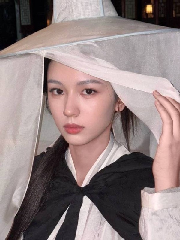 周也古装花絮九宫格氛围感拉满，从侠女到贵女切换自如尽显全能