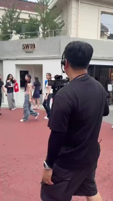 网友圣水洞偶遇babymonster录制节目啦