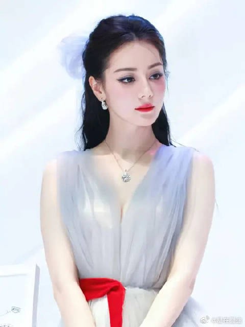 迪丽热巴梦幻纱裙高定,像从画中走出来的仙子一样,好美艳啊