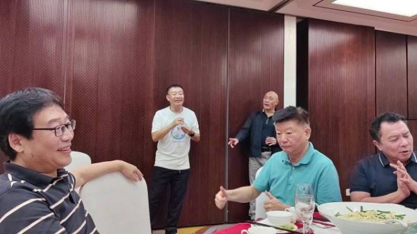 有人说我们83级，这么大岁数了还不老实，我说其实这叫不老的83级