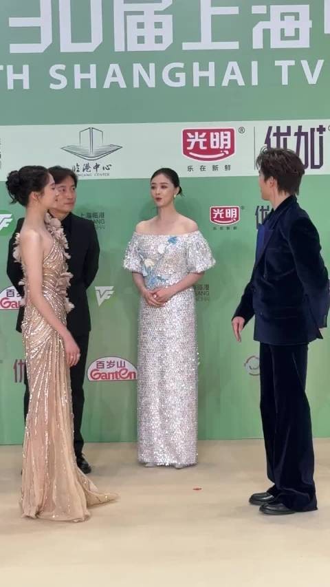关晓彤27岁仍显稚气，鹿晗感情引共鸣