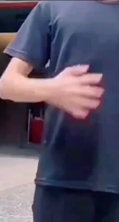台湾网红邓佳华喊话馆长宣战，称要为美女打赢对方