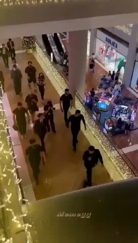 肖战脱西装路透视频模糊引热议，荣耀400未出被指原因