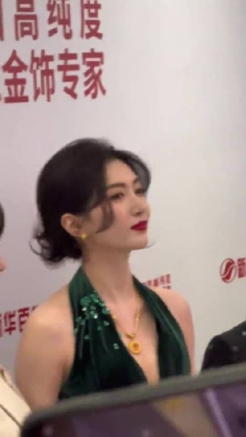 她朝我抛媚眼了,你们羡慕了吧