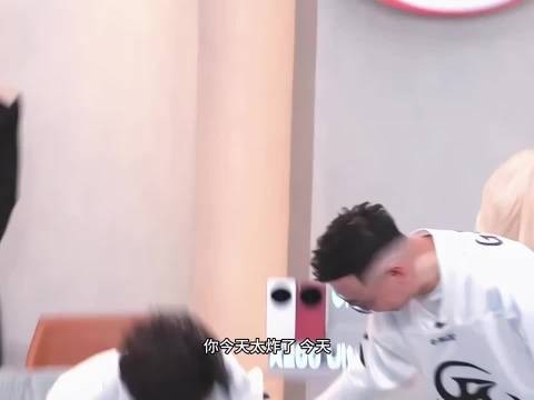 GAI自曝裸辞公务员经历,台上称要做自己