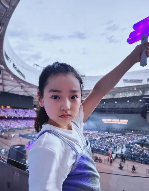 搜狐娱乐讯 近日，董璇晒出带女儿看林俊杰演唱会的现场照，并配文称：“带着小酒窝现场听到了《小酒窝》，完美！”