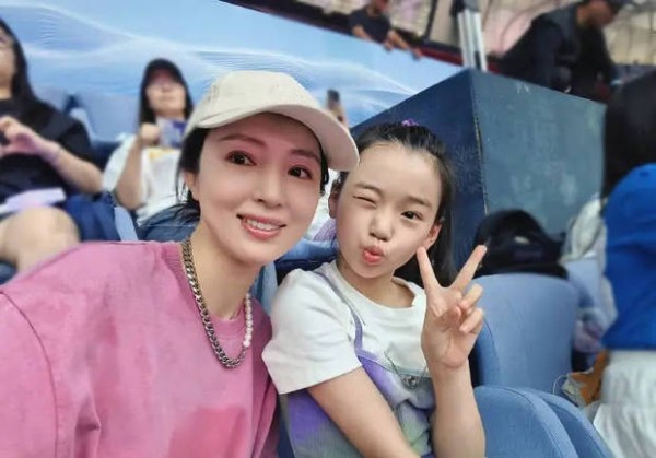 董璇与女儿合照。