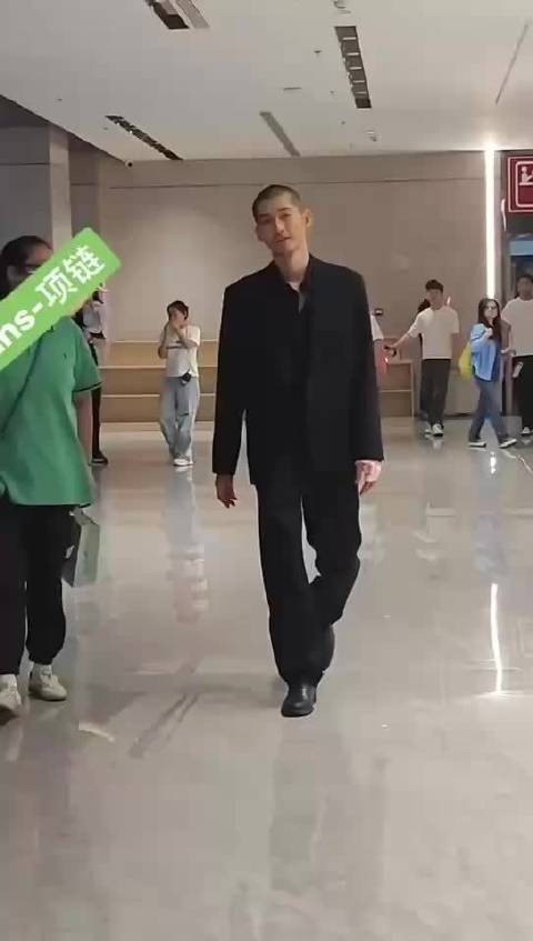 张翰寸头好像瘦版的赵本山儿子啊！寸头硬汉造型瞬间不油了谁懂！