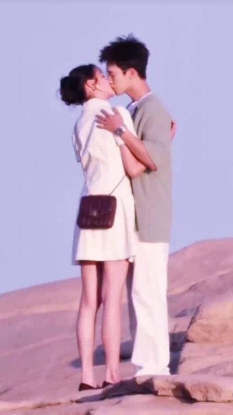 关晓彤李昀锐海边吻