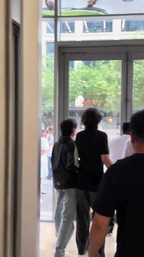 谢霆锋现身英皇电影城引粉丝激动