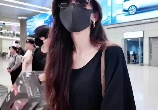 娜扎机场自曝不会贴假睫毛，向粉丝求教