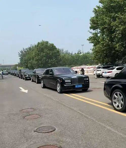 杨少华葬礼背后的微妙瞬间：一场传统与现代交织的告别