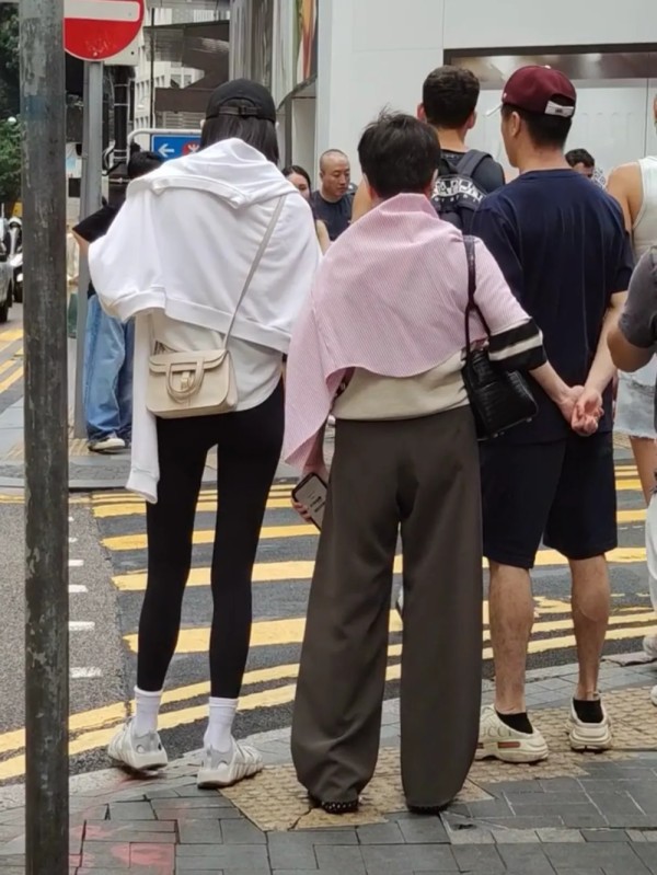 偶遇何猷君一家，奚梦瑶和婆婆逛街尽显高情商，四太腿长不输媳妇