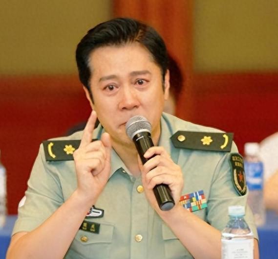 56岁蔡国庆妻子竟是她！富婆身份气质出众，儿子被她教育得很好