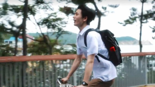 张凌赫神级少年感追车转场