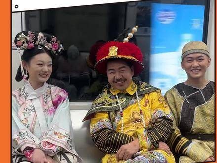 四郎这回可算安稳睡在中间了，连精致橘橘都开始注重腿毛打理啦