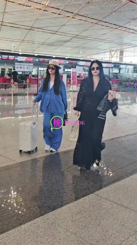 李湘携女儿王诗龄墨镜黑长直同款造型出国购物