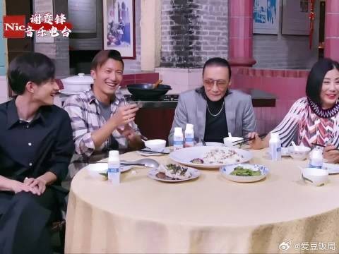 “一代胜一代” 四哥谢贤听到谢霆锋比他优秀好像有点不敢承认哦