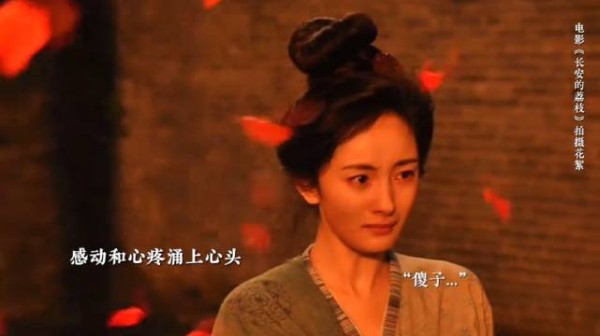 看到满头白发的丈夫，比木棉花先落下的是眼泪，杨幂哭戏