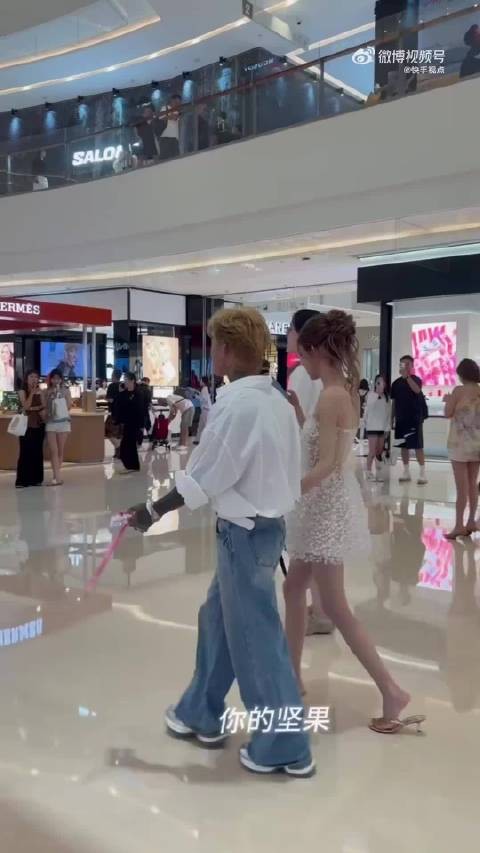 殷世航傲娇美线下同框,网红抗住了路人镜头吗?