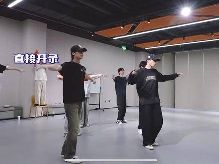 好久不见这么活力满满的小炸了，后面的哥哥们疯狂依旧，但小刘依然稳如泰山