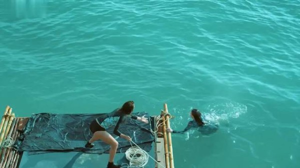 女孩漂浮在海面上，有三条鲨鱼对她虎视眈眈 (3)