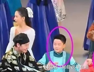 佟丽娅儿子正脸曝光，五官气质超像爸爸，参加妈妈谢幕好开心