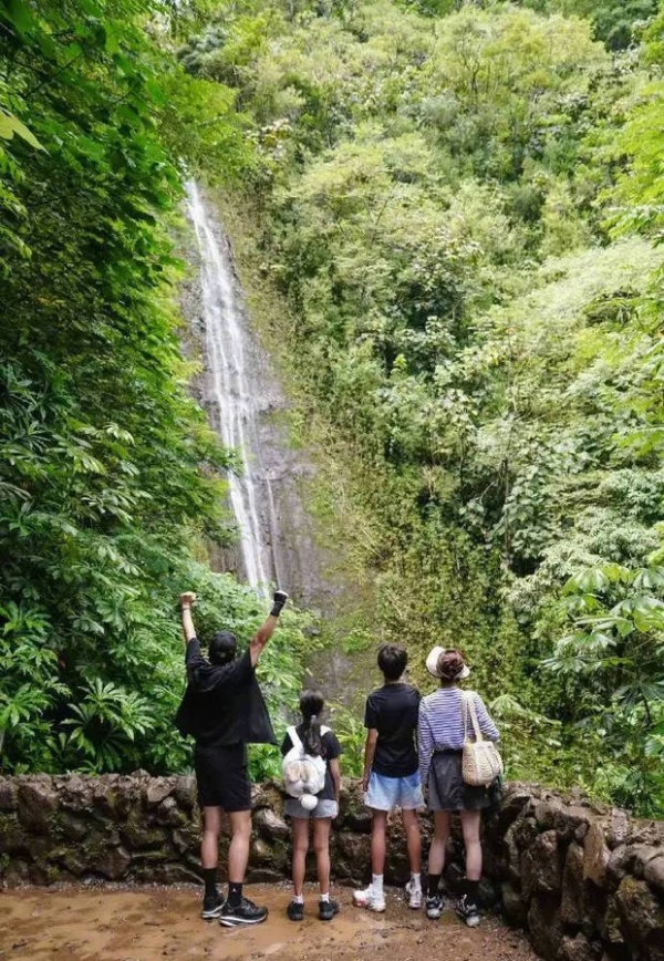 孙俪分享爬山日常：一家四口同框 等等身高已赶超妈妈