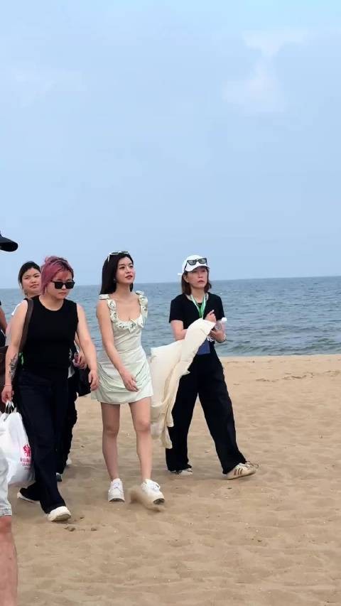希望陈妍希的脚能够早点好，离婚后的她真是越来越漂亮了
