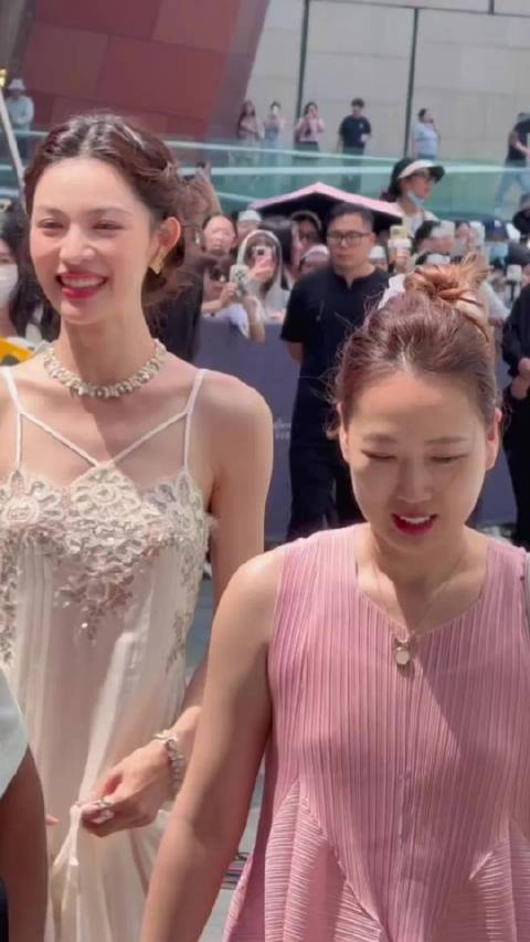 钟楚曦顶光下白到发光，展现自然自信美