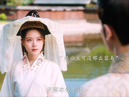 有些人宛如明月,清辉洒满心间,却难抵掌心温度