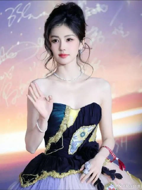 白鹿一袭抹胸公主裙，对着镜头比心好甜美，牛奶皮肤白梦妍！