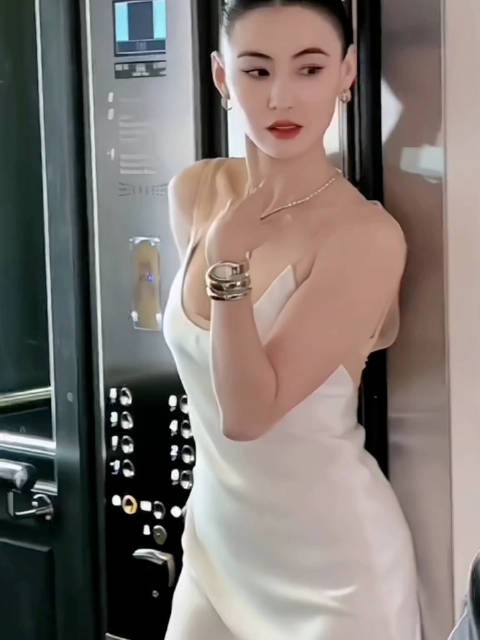 张柏芝45岁状态佳,与年轻女星同框不逊色