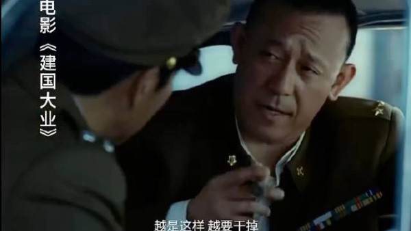 据说姜文这句脏话是他临场发挥的，当时把陈道明吓了一跳！最后这一段成了经典