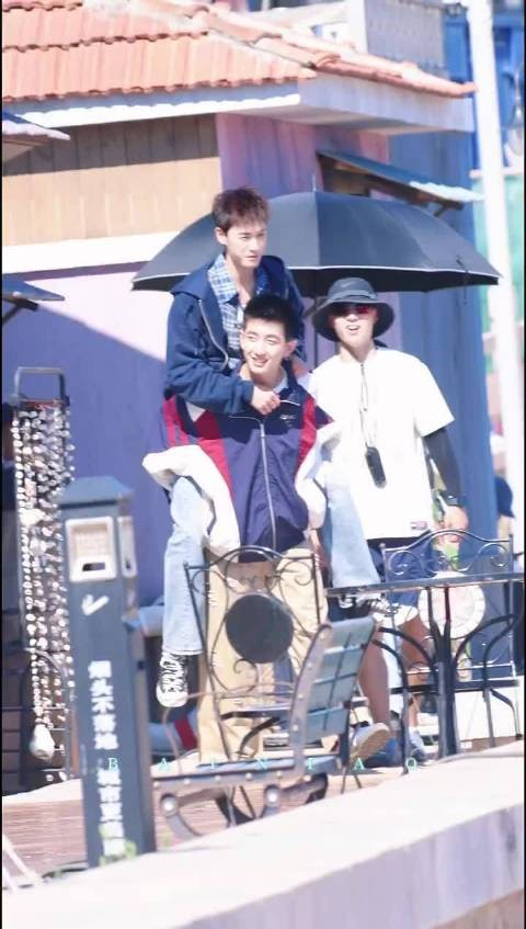 李昀锐就这么轻轻松松的被一个男生背起来了