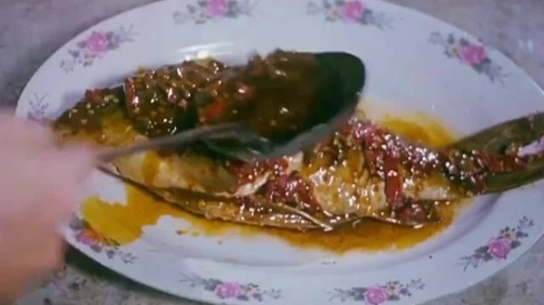 老电影经典吃戏场面，大厨吃酱牛肉配温酒，陈佩斯大口包子蛋花汤