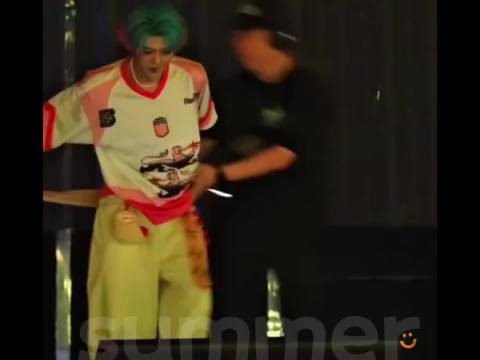 鹿晗南京演唱会腹肌引热议，高瀚宇互动获赞
