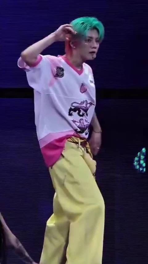 鹿晗演唱会麦包掉落临场自系,唱跳未受影响