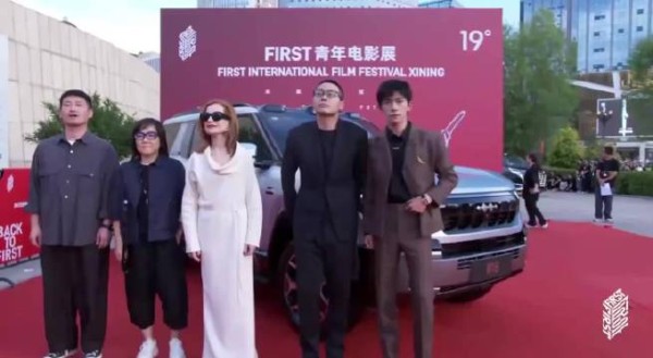 易烊千玺亮相First闭幕红毯，浅棕西装好帅